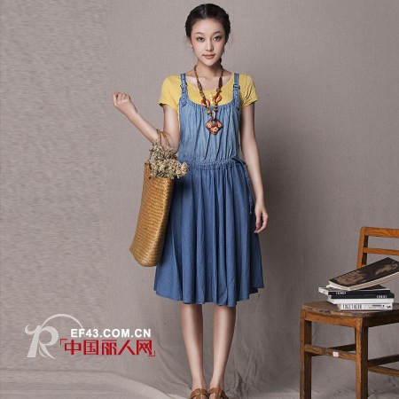 百变背带牛仔裙 这个夏季“牛仔很忙”