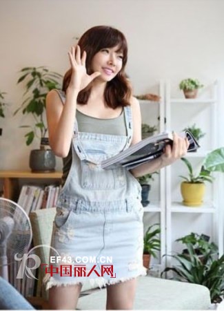 百变背带牛仔裙 这个夏季“牛仔很忙”