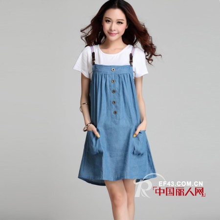 百变背带牛仔裙 这个夏季“牛仔很忙”