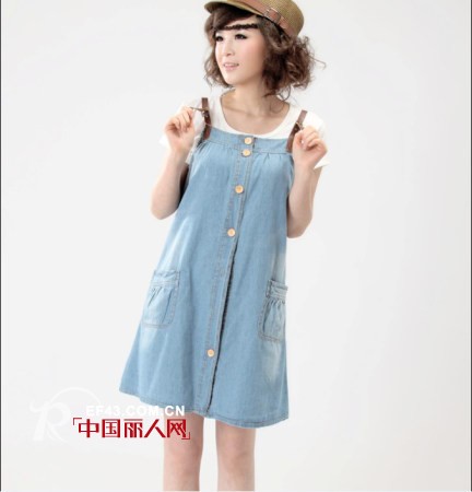百变背带牛仔裙 这个夏季“牛仔很忙”