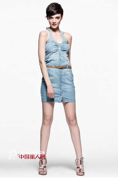 大牌别致牛仔裙推介 热辣一整夏