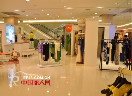 鸿灏服饰旗下品牌蜜西娅女装东莞万达百货专柜盛大开业