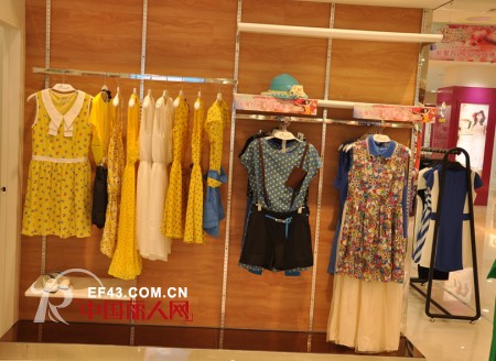 鸿灏服饰旗下品牌蜜西娅女装东莞万达百货专柜盛大开业