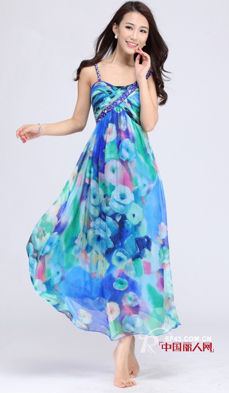 水墨风抹胸长裙 享受悠长夏日阳光