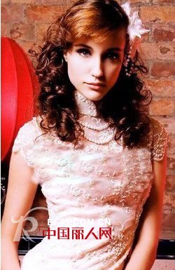 旗袍发型巧搭配 各式发型显不同气质