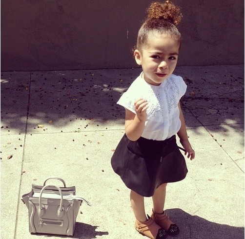 小萝莉街头秀 至IN潮范毫不逊色