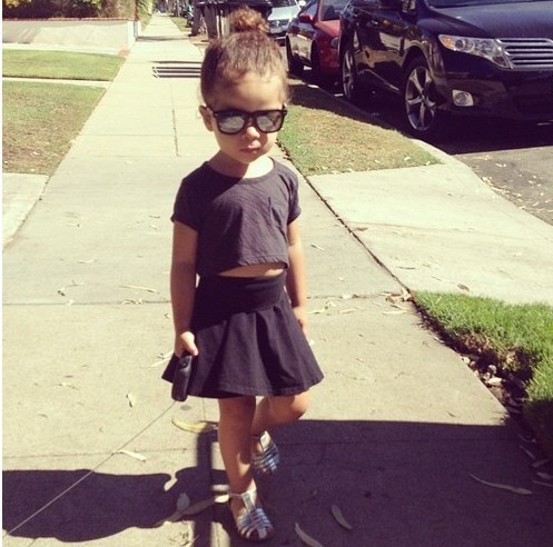 小萝莉街头秀 至IN潮范毫不逊色