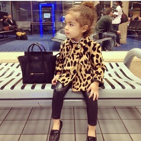 小萝莉街头秀 至IN潮范毫不逊色