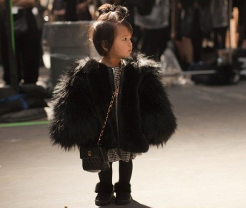 小萝莉街头秀 至IN潮范毫不逊色