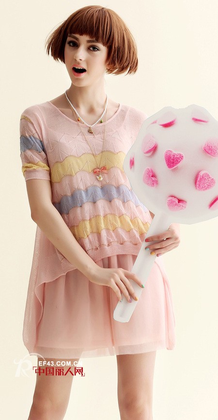 达人巧搭吊带裙  既显优雅又彰显潮流品位