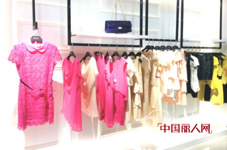 Rang-Ai让爱女装简约现代风店铺助力业绩提升