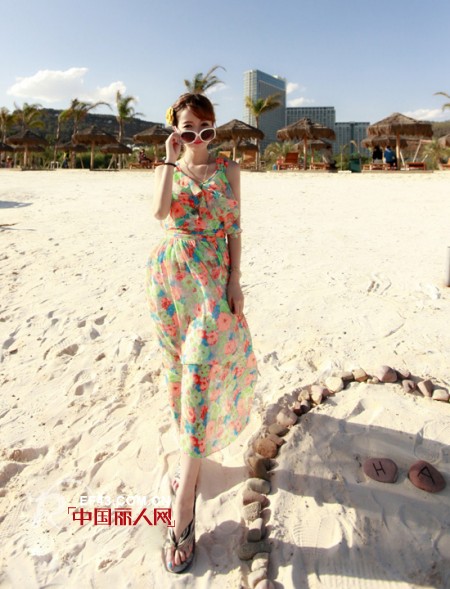 Girl们海边度假不可错过的印花吊带长裙