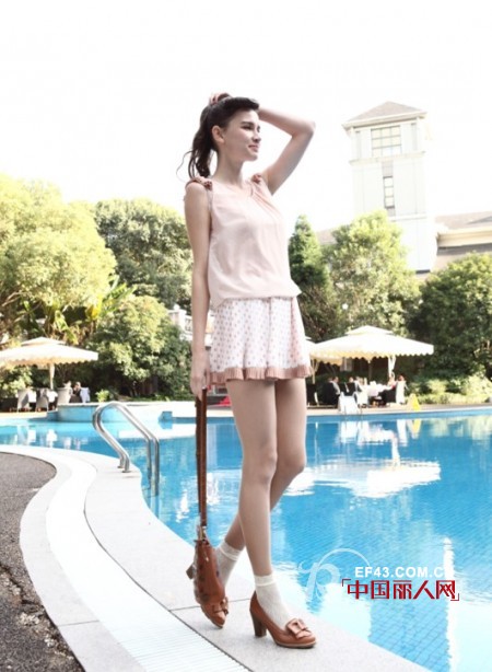 费依女装 清新粉色系列打造俏皮小女人