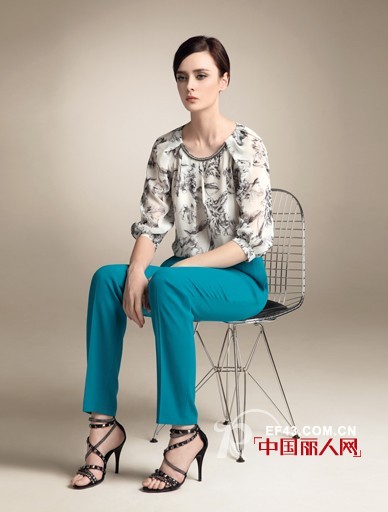 通勤装也可以很“仙气” CARA女装演绎华丽look