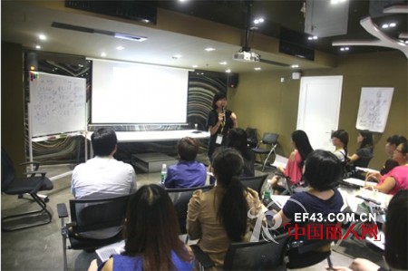 KHAKI卡琪屋“金牌店长”全国巡回培训会广州站完美续航