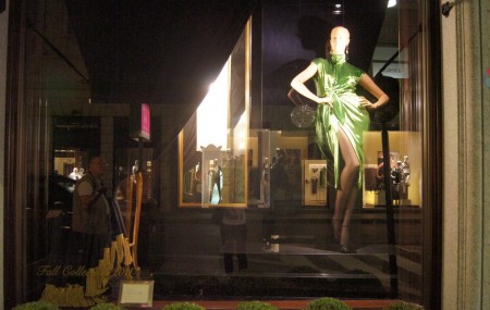 服装店橱窗陈列设计的分类及作用分析