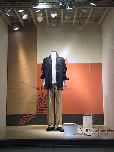 服装店橱窗陈列要“应时应景”