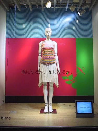 服装店橱窗陈列要“应时应景”