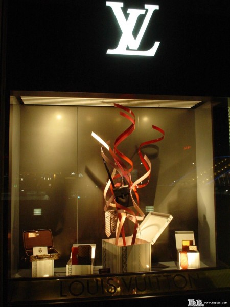 服装店橱窗陈列要讲究橱窗的艺术性和搭配效果