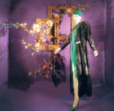 服装店橱窗陈列注重合理利用