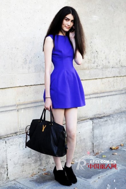 复古小洋裙出镜 坚挺廓形缔造完美身线