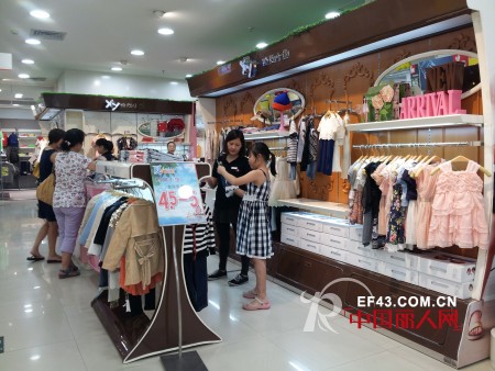 这个下午不一般  时尚小鱼老总当百货销售员