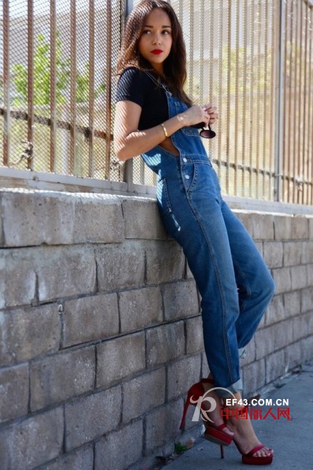 牛仔背带裤打造夏季减龄look必备单品