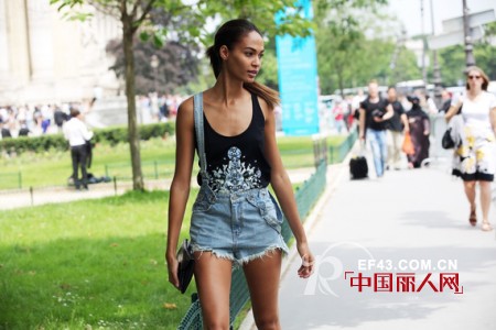 牛仔背带裤打造夏季减龄look必备单品