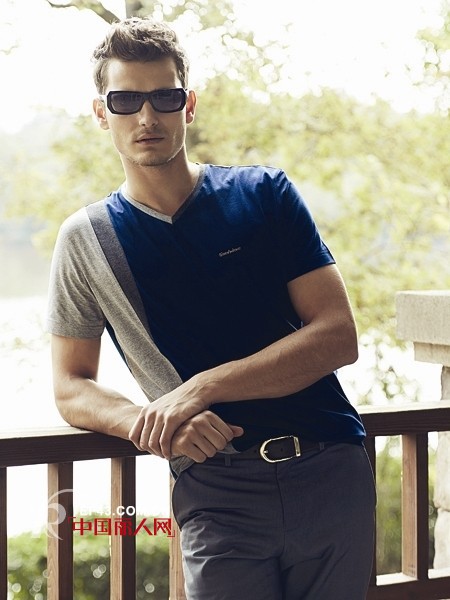 这个夏季男士穿什么风格T恤最潮 当然拼接风