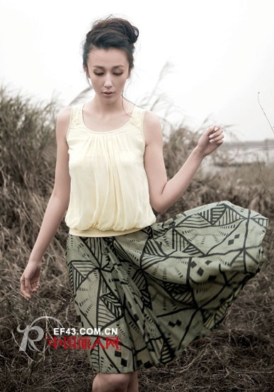 跟英国女王学一裙怎么多穿 夏季连衣裙玩出更多新花样