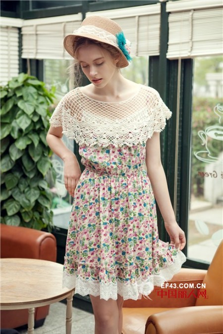 学柳岩碎花裙搭配 清新甜美迷醉旁人