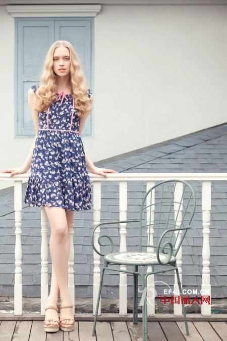 学柳岩碎花裙搭配 清新甜美迷醉旁人