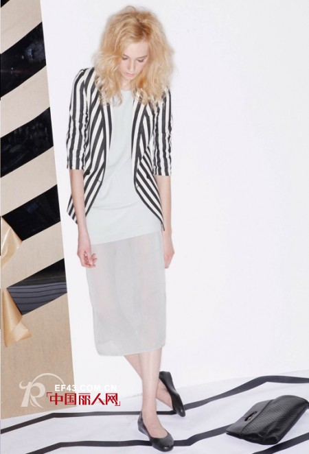2013秋冬新品上市 黑白搭配穿衣不累