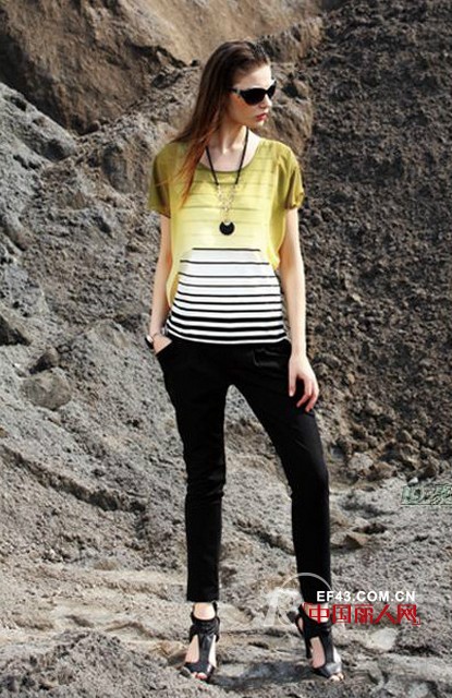 芥末黄衣服搭配什么颜色  当然首选黑白色系