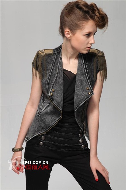 高街风搭配怎么来 肩章流苏小细节大用处