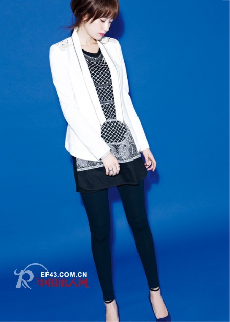 白色韩版小西装怎么搭配 看韩国女星韩孝珠怎么穿?