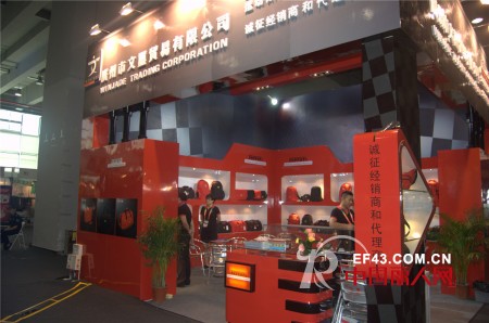 法拉利亮相广州服装节 掀起户外休闲风潮