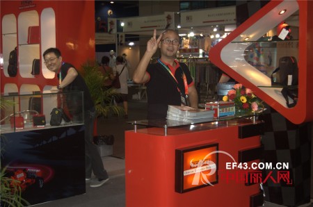 法拉利亮相广州服装节 掀起户外休闲风潮