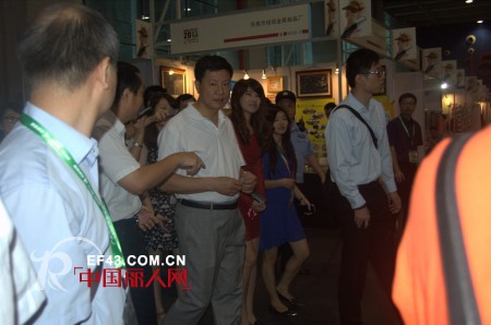 广州市长参观广州国际服装节 关注环保并现场网购