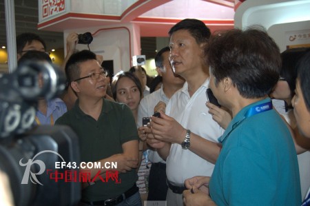 广州市长参观广州国际服装节 关注环保并现场网购