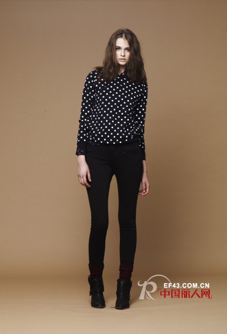 秋装小波点外套搭配 年轻一族的休闲时尚