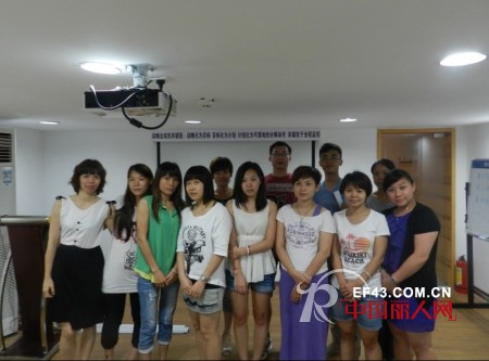 时尚小鱼童装大力加强终端服务