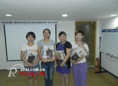 时尚小鱼童装大力加强终端服务