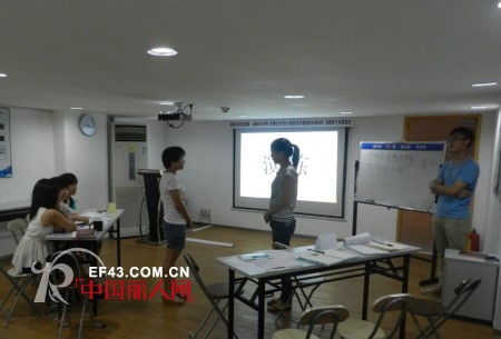 时尚小鱼童装大力加强终端服务