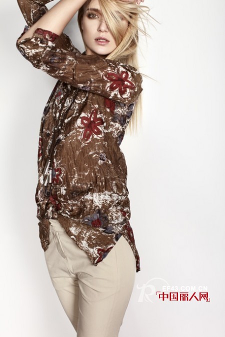 不规则剪裁衬衣搭配 宽松时尚文艺十足