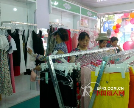 热烈祝贺都市丽衣宁波裘市新村专卖店盛大开业