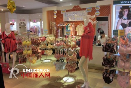 内衣店铺怎么陈列才吸引人  夏季清凉陈列吸睛之作