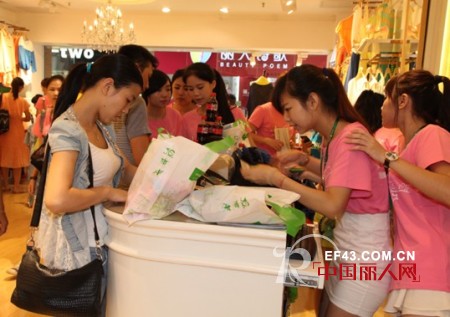 可口可乐联手邻家女孩跨界营销案例