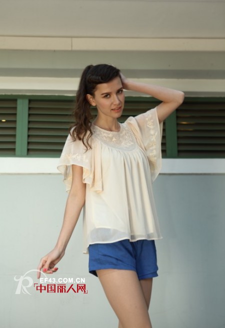 夏季混搭风 短裤配T衫 氧气美女吸睛术