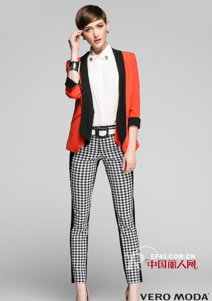 一身俏丽职业装  引发OL轻熟风姿